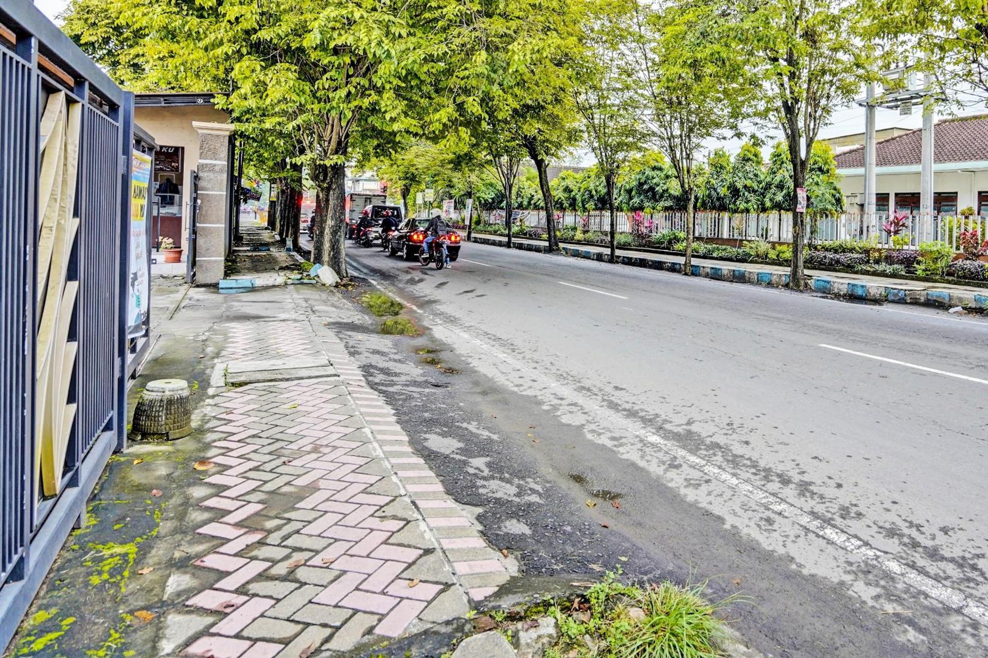 Oyo Life 92190 Arya Guest House Tulungagung Ngoại thất bức ảnh