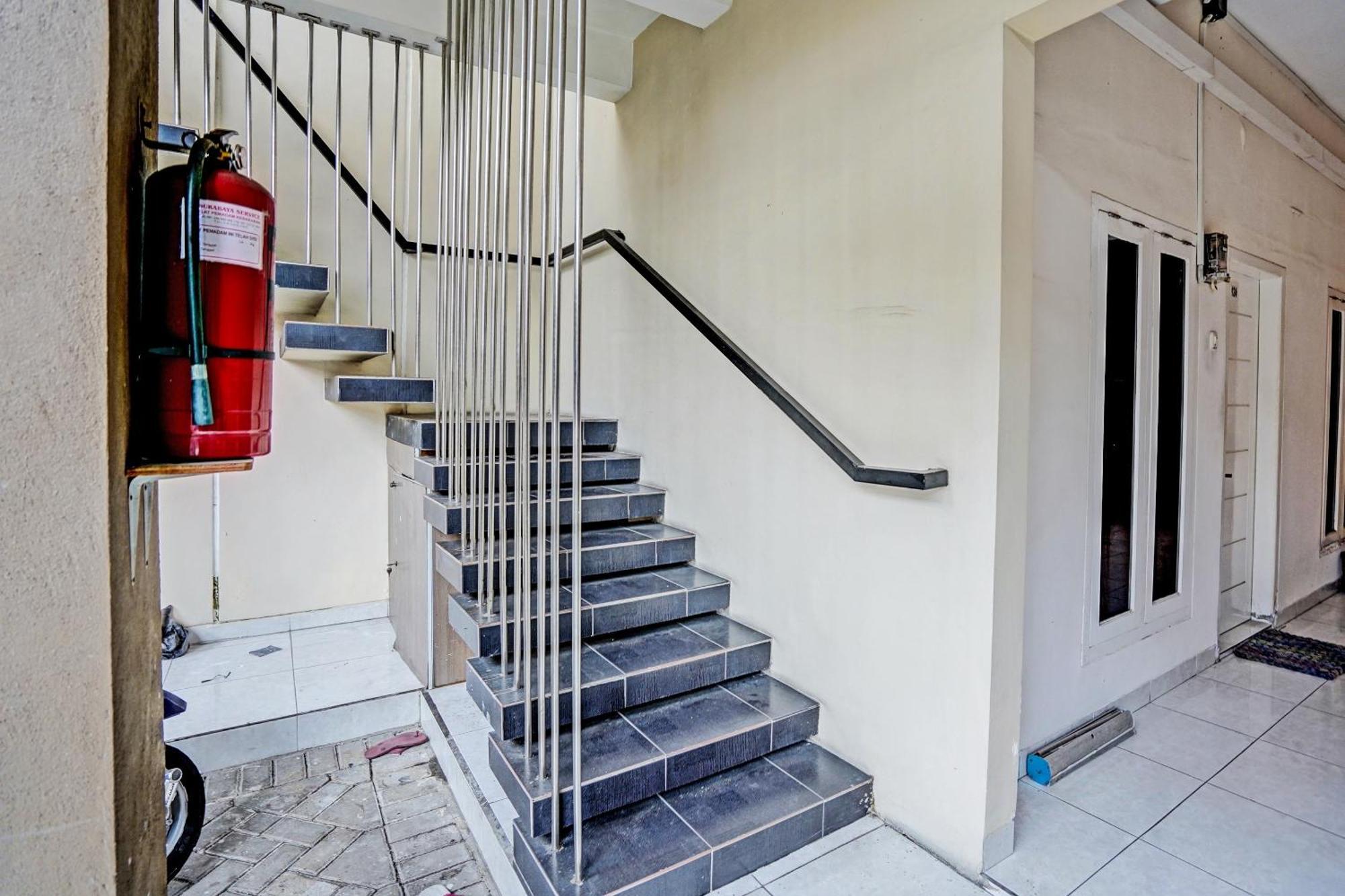 Oyo Life 92190 Arya Guest House Tulungagung Ngoại thất bức ảnh