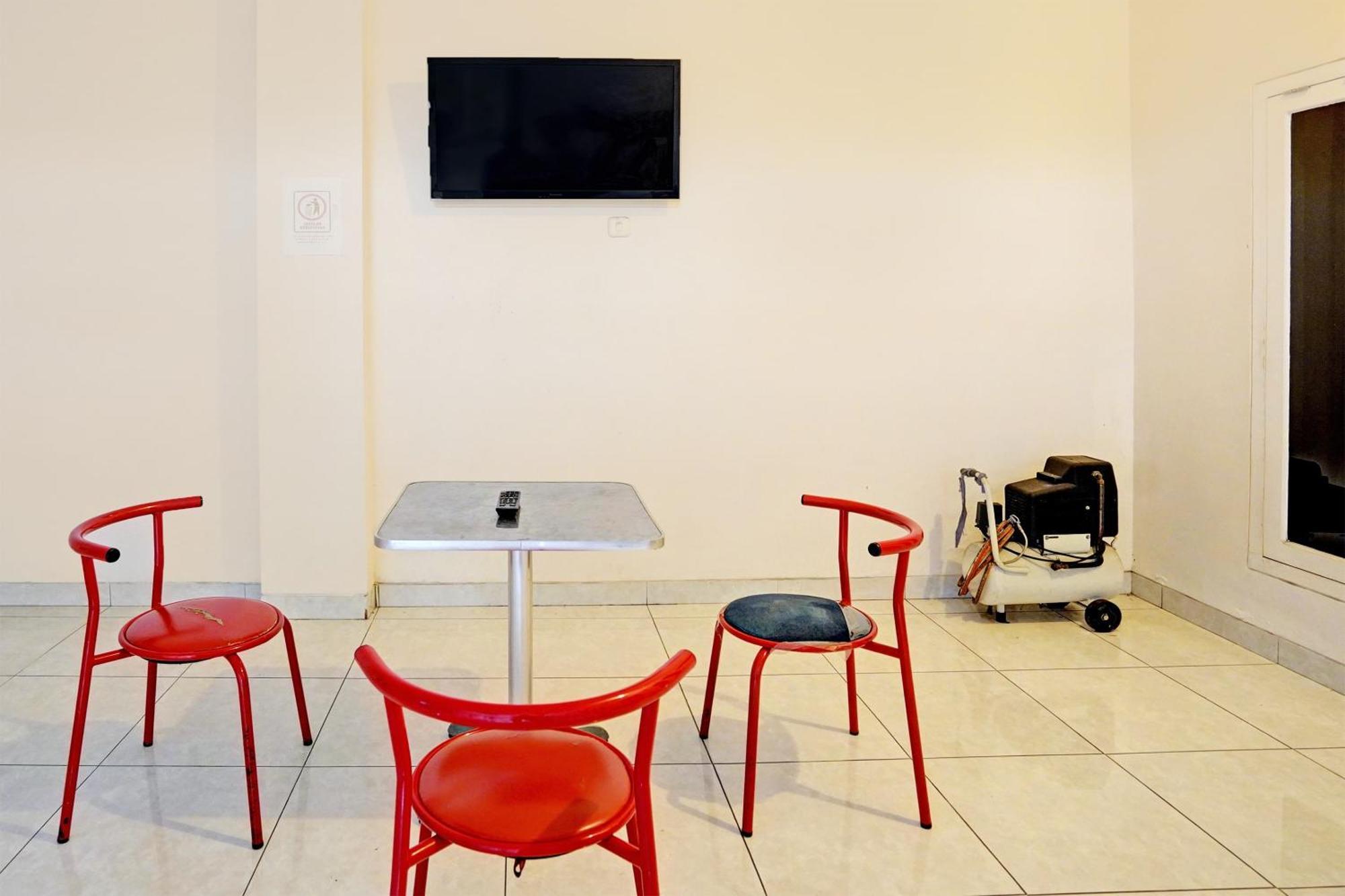Oyo Life 92190 Arya Guest House Tulungagung Ngoại thất bức ảnh