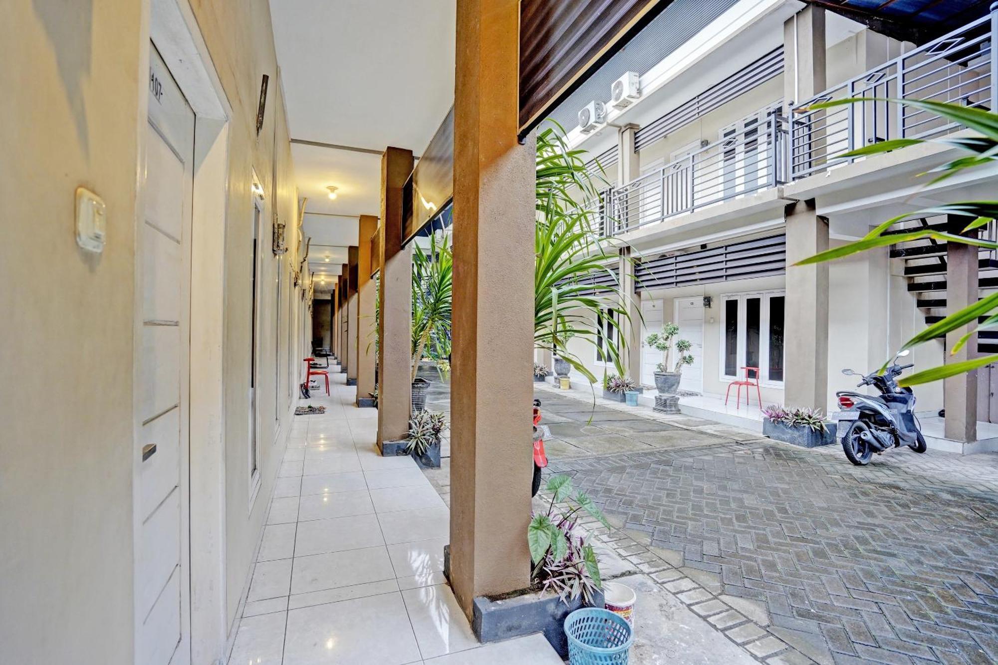 Oyo Life 92190 Arya Guest House Tulungagung Ngoại thất bức ảnh