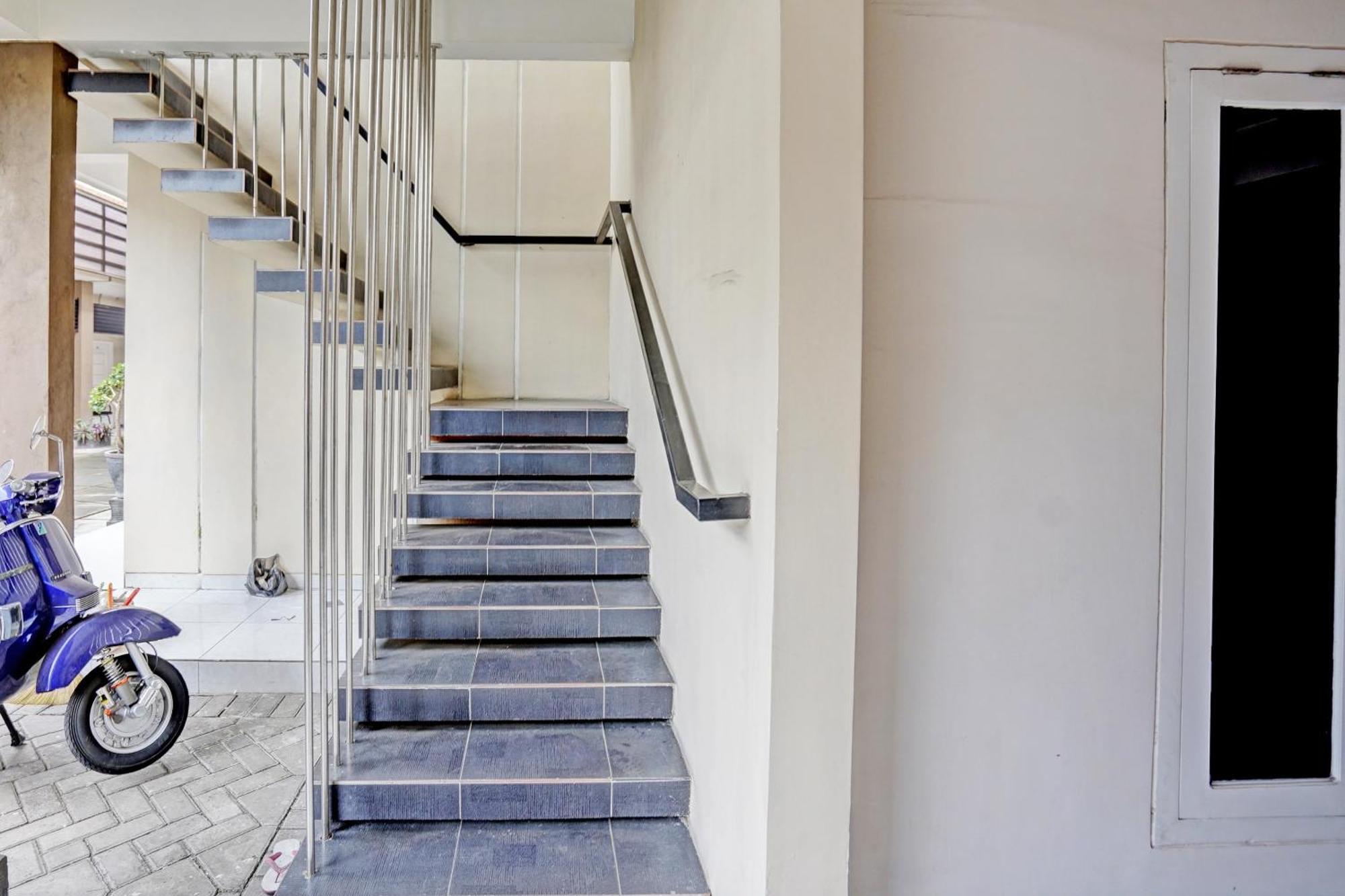 Oyo Life 92190 Arya Guest House Tulungagung Ngoại thất bức ảnh