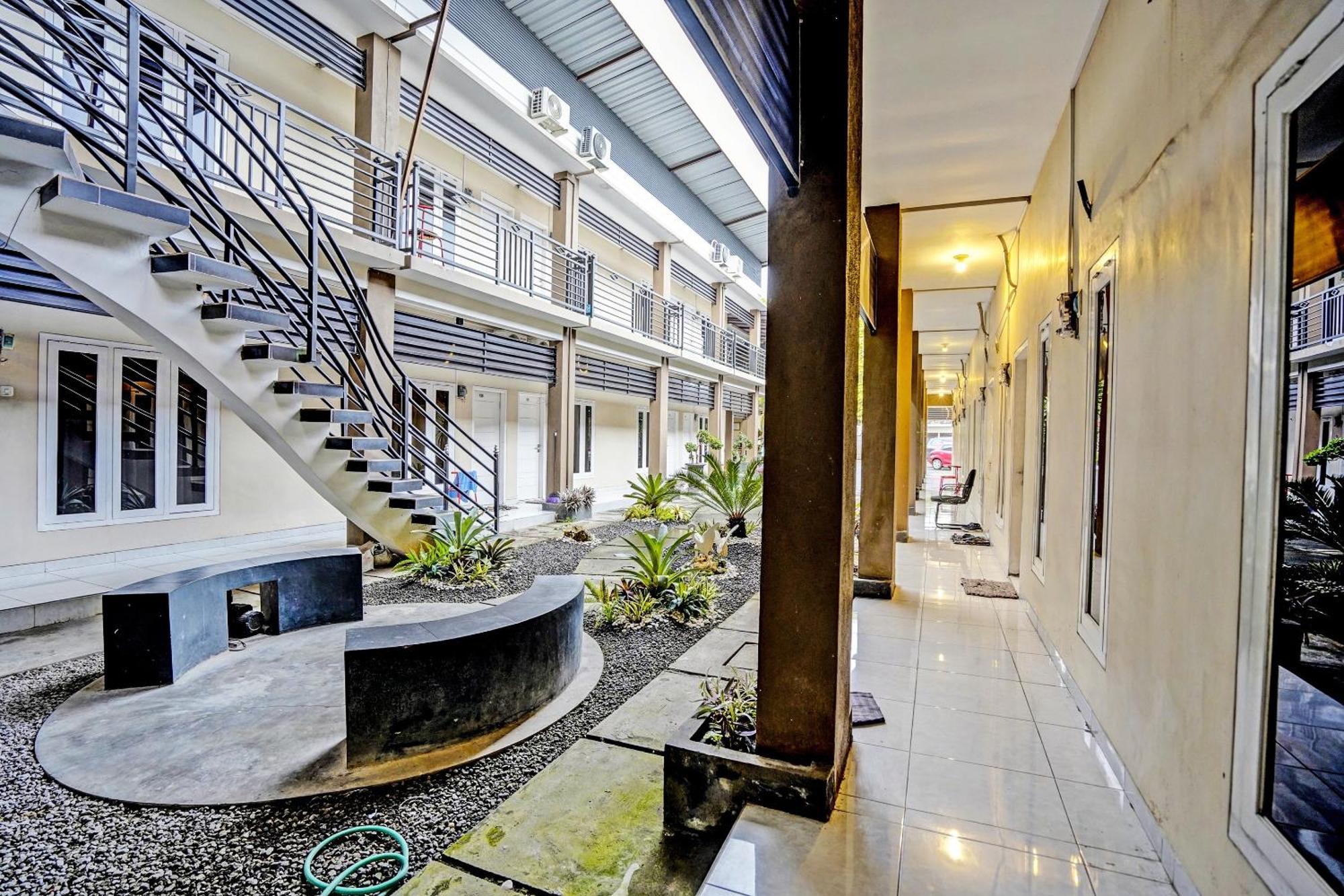 Oyo Life 92190 Arya Guest House Tulungagung Ngoại thất bức ảnh