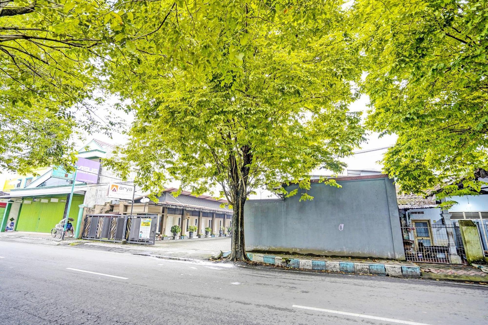 Oyo Life 92190 Arya Guest House Tulungagung Ngoại thất bức ảnh