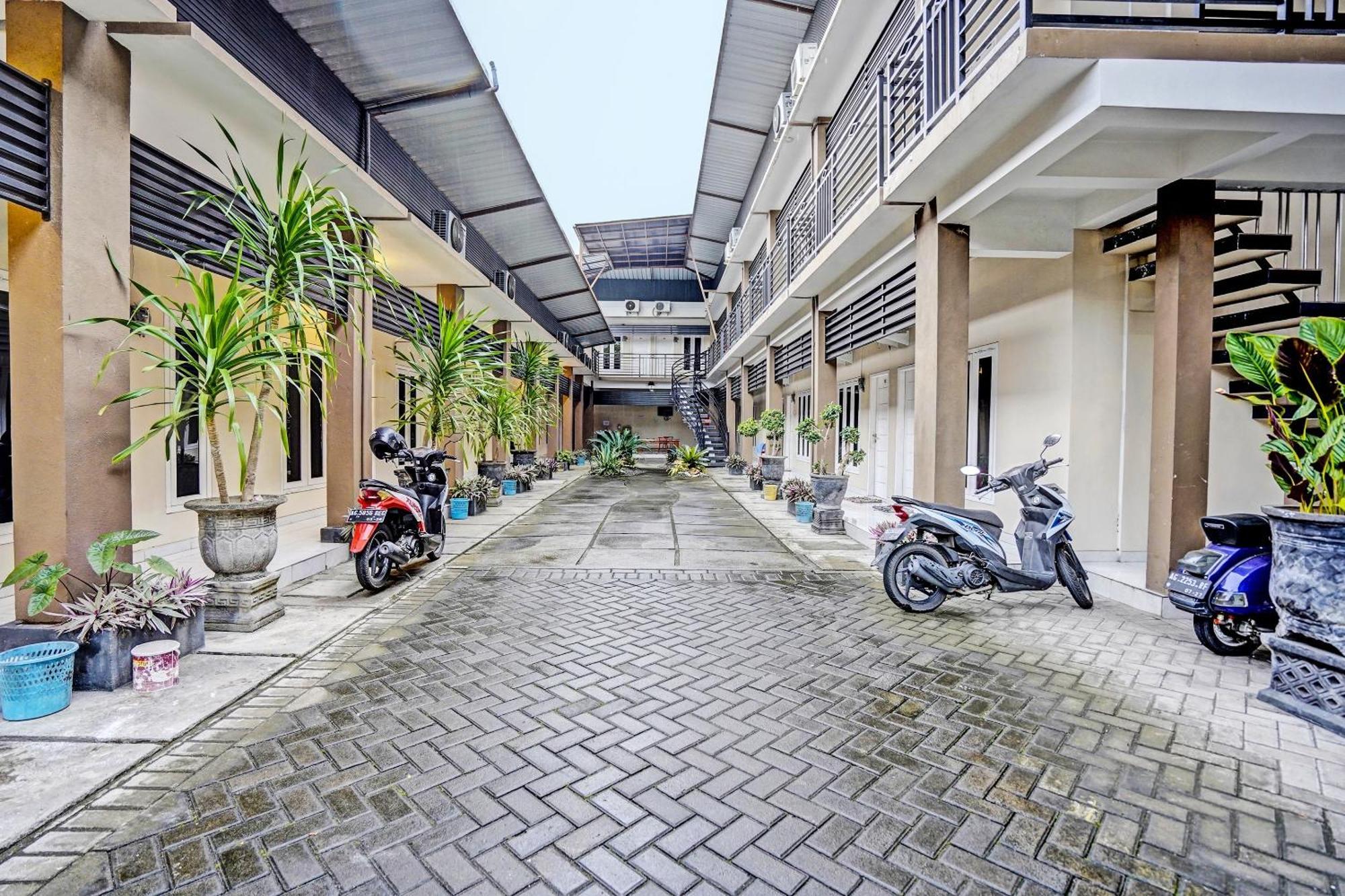 Oyo Life 92190 Arya Guest House Tulungagung Ngoại thất bức ảnh