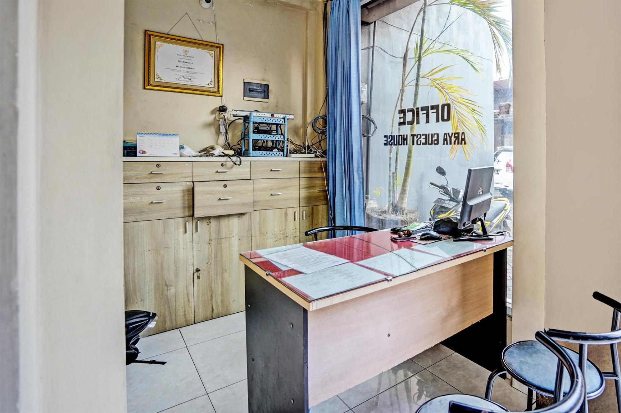 Oyo Life 92190 Arya Guest House Tulungagung Ngoại thất bức ảnh