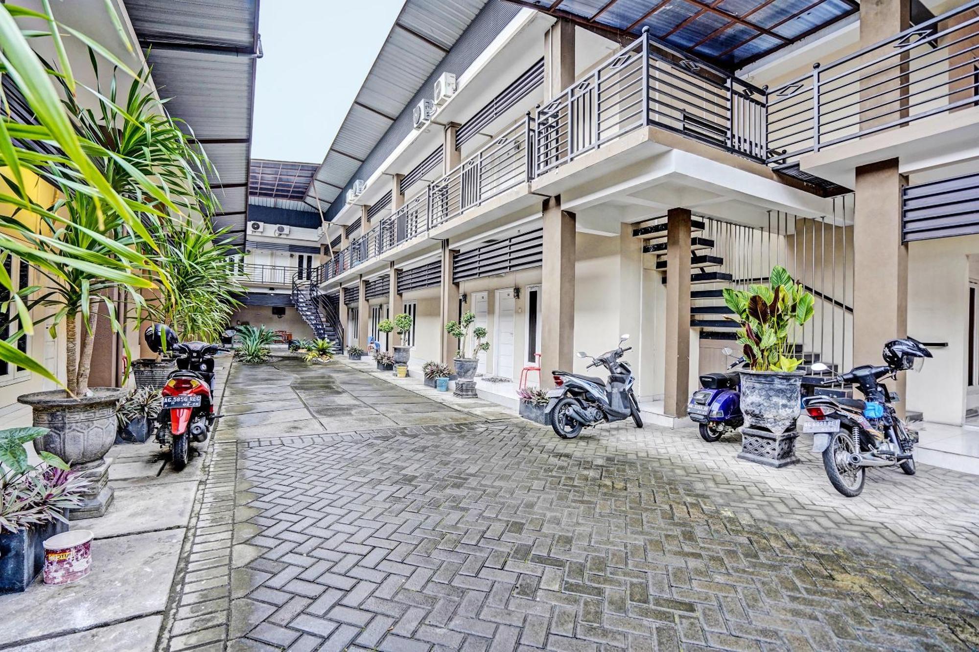 Oyo Life 92190 Arya Guest House Tulungagung Ngoại thất bức ảnh